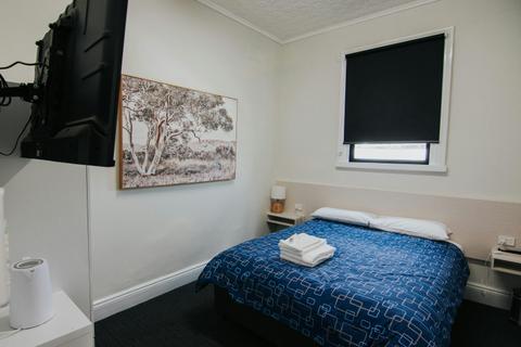 QB with shared bathroom