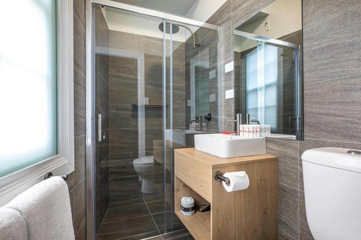 Studio Queen & Single