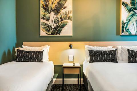 Studio Queen & Single