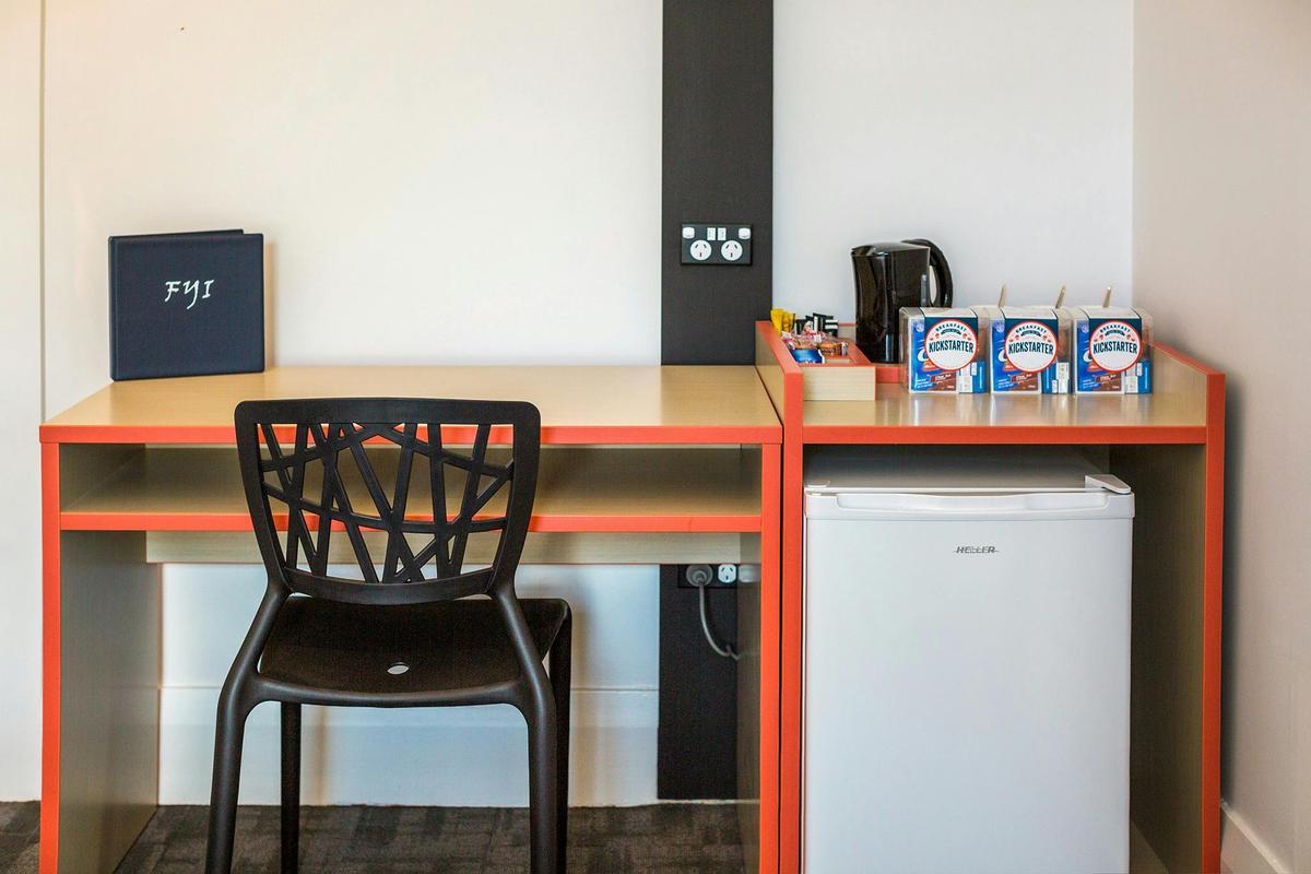 Studio Queen & Single