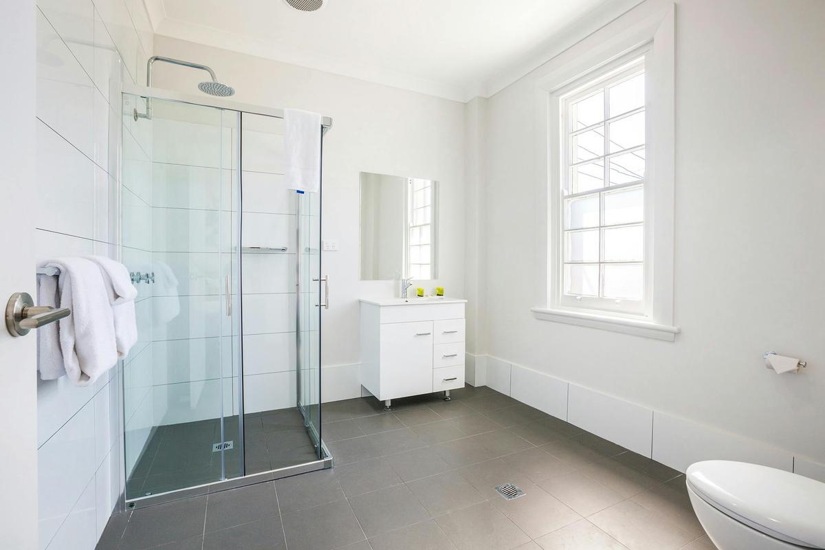 Studio Queen & Single