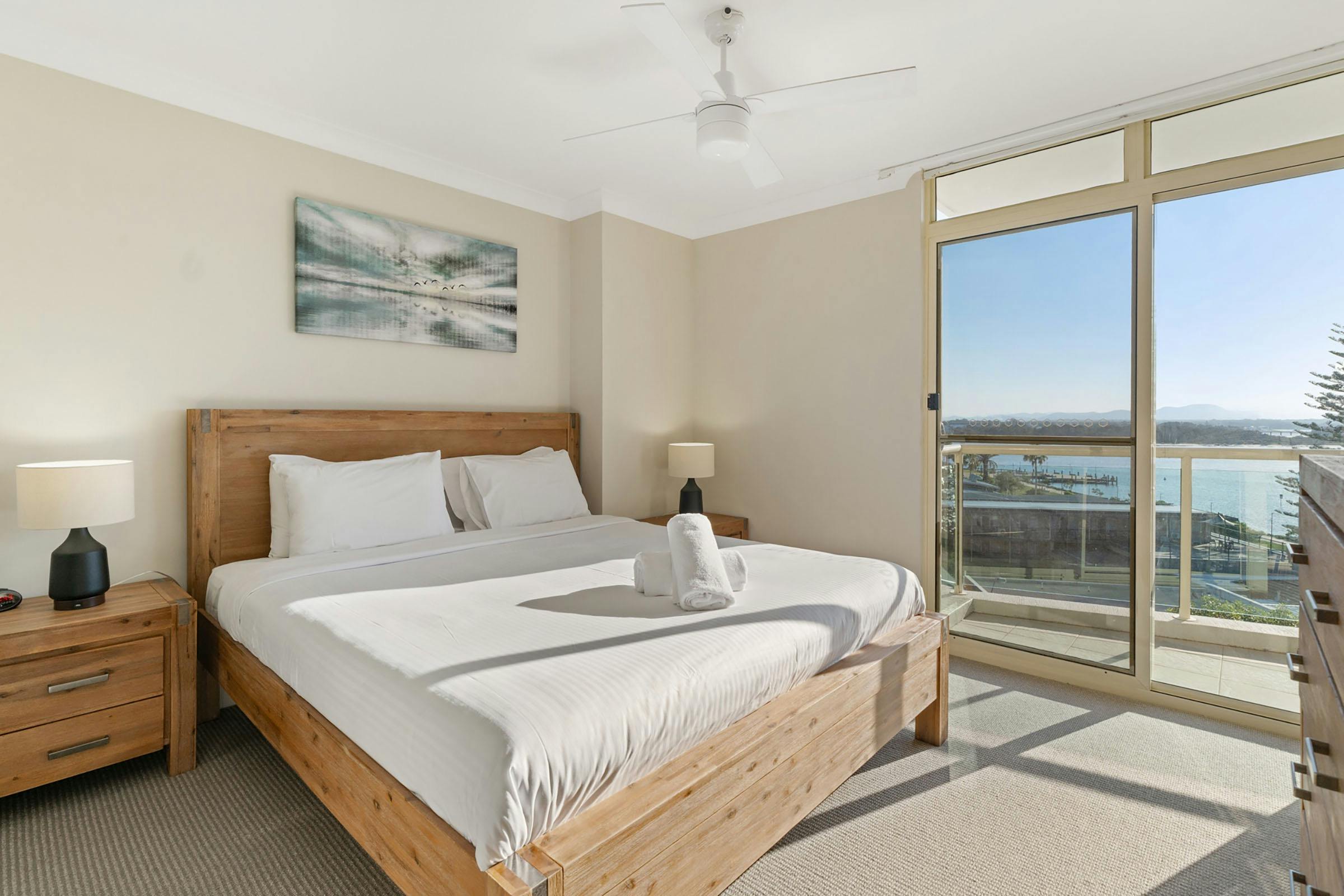 Northpoint-Apartments-Water-View-Bed