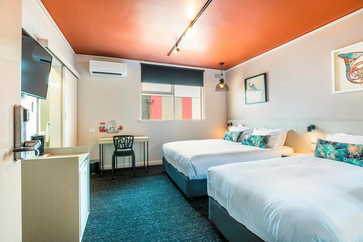 Studio Queen & Single