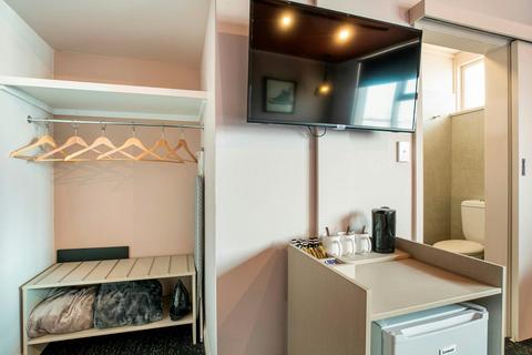 Studio Queen & Single