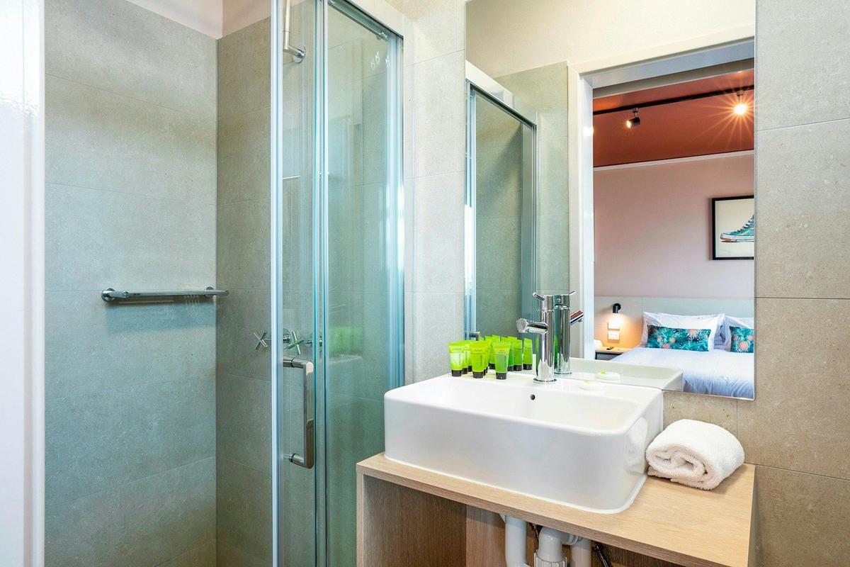 Studio Queen & Single