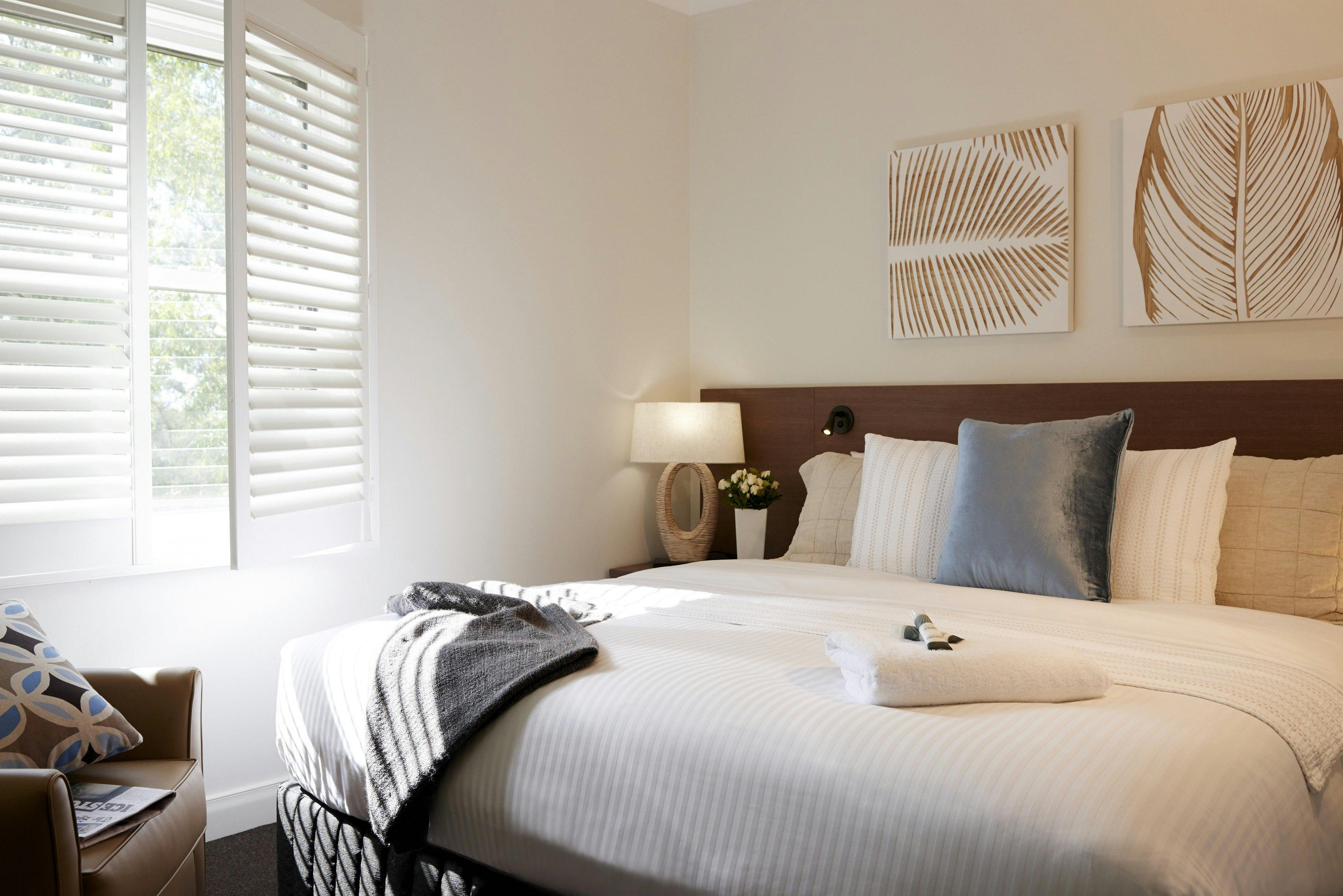 Oaks Cypress Lakes Resort 2 bed villa bedroom