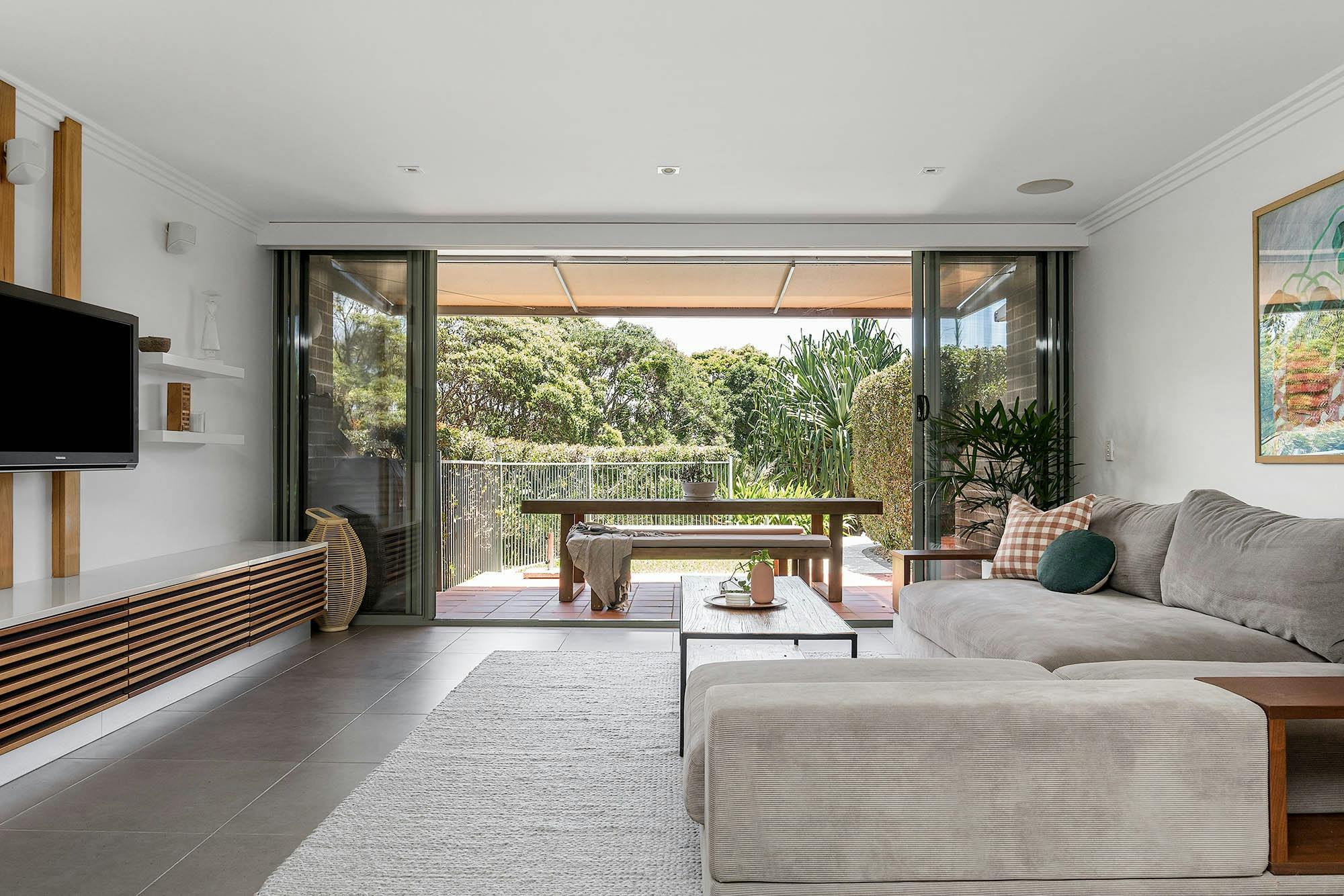 1 James Cook Apartments - Byron Bay - Living and Outdoor Dining b