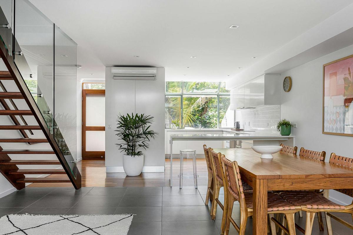 1 James Cook Apartments - Byron Bay - Open Dining and Kitchen