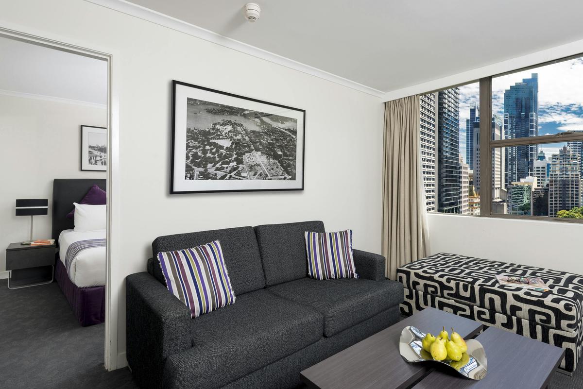 Oaks-Hyde-Park-Plaza-1-Bedroom-Apartment-Executive-Living-2