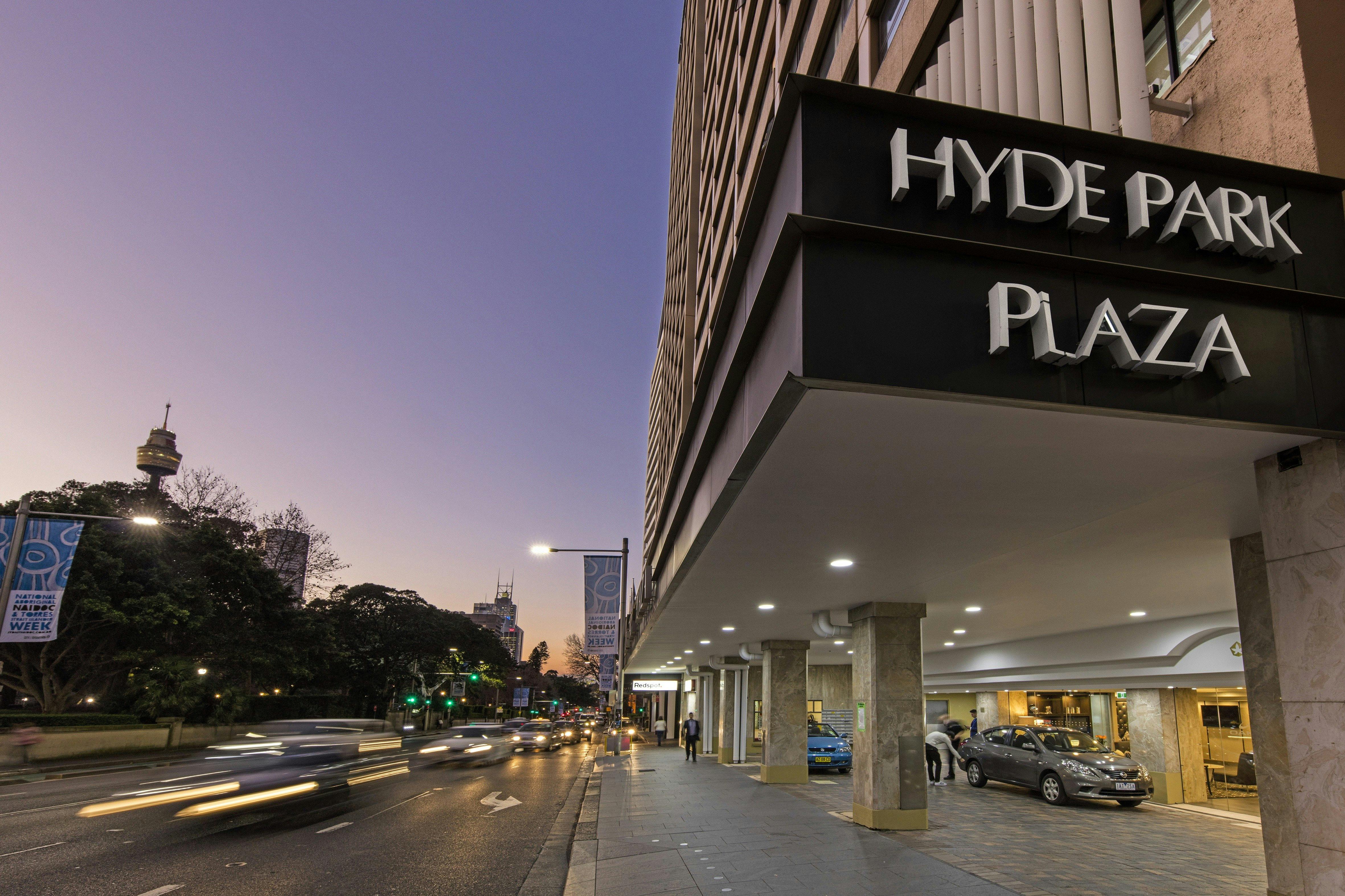 Oaks-Hyde-Park-Plaza-Entrance-Dusk