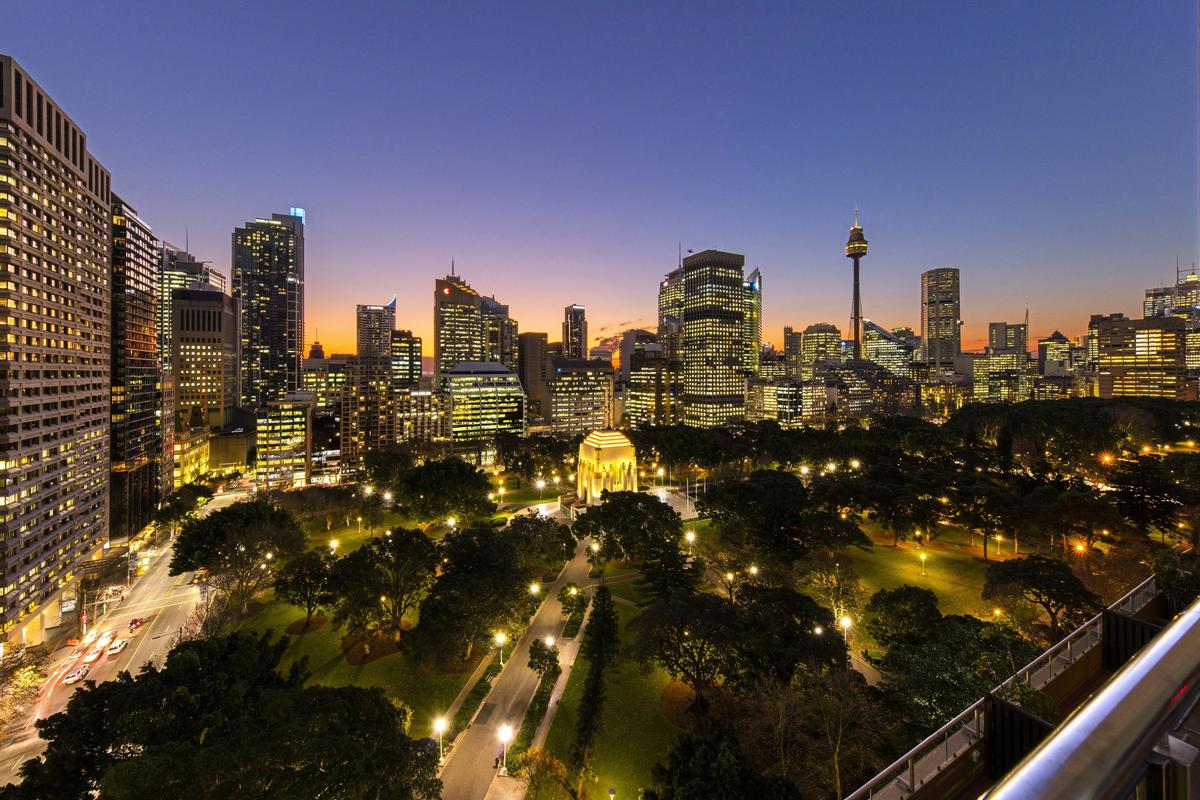 Oaks-Hyde-Park-Plaza-Pool-View-Dusk