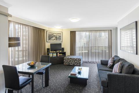 Oaks-Hyde-Park-Plaza-1-Bedroom-Apartment-Executive-Living-1