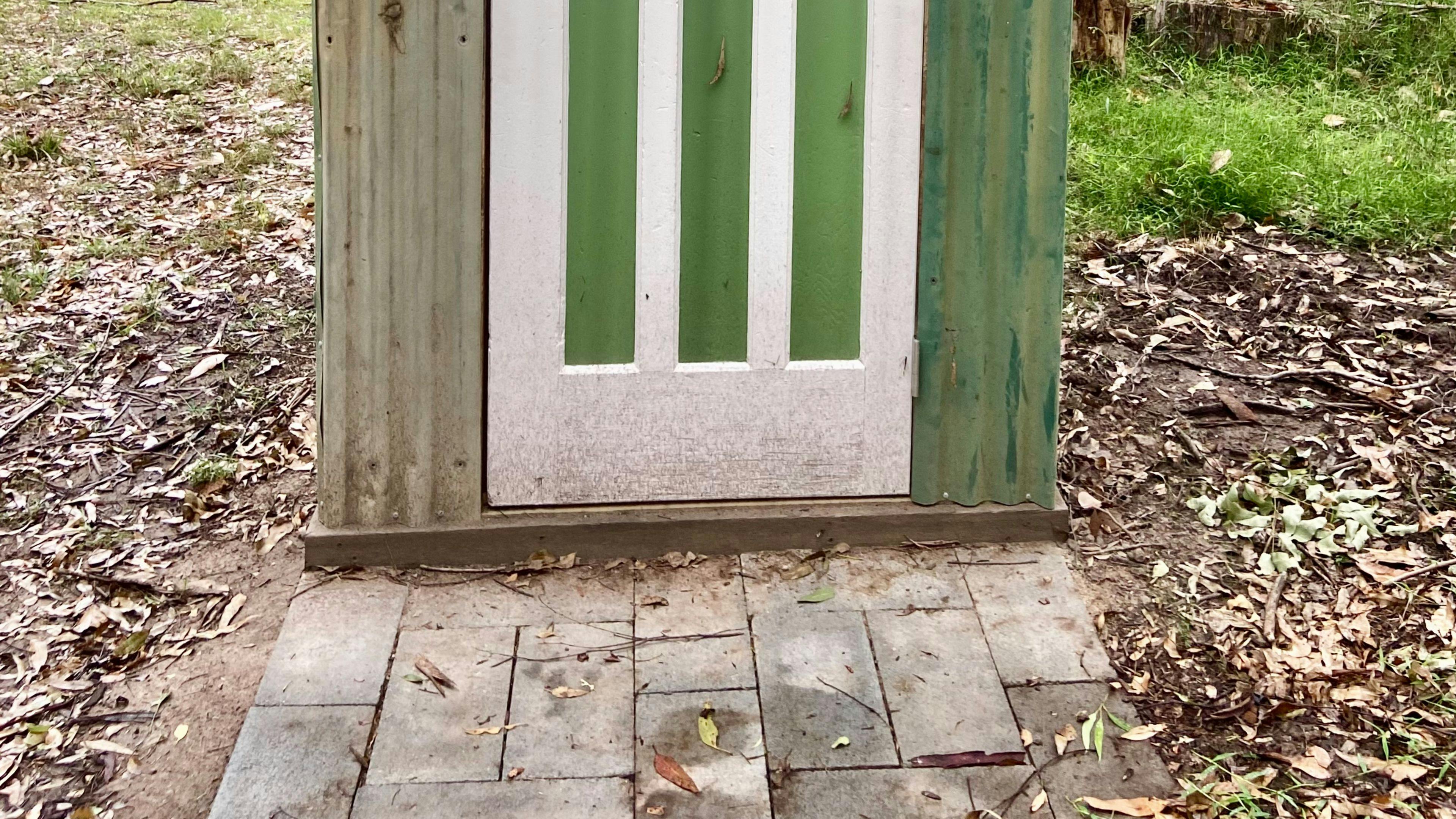 The Lovely Bush Loo. 