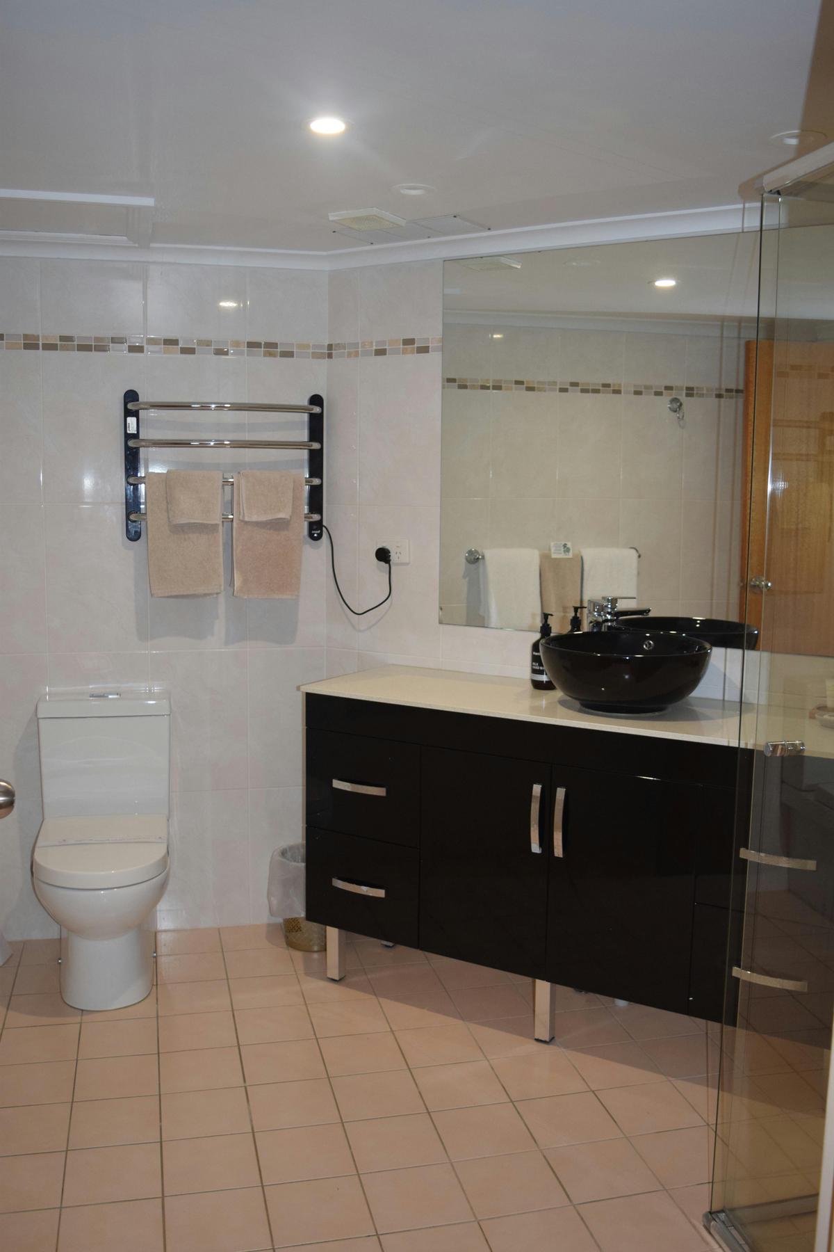 Executive King Courtyard Bathroom