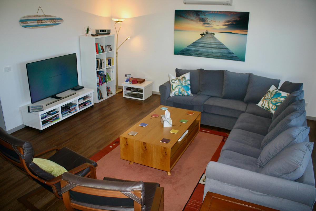 Pambula Beach Seaview Lounge area seats up to 8 with Smart TV, Netflix, Bose Aux sound system
