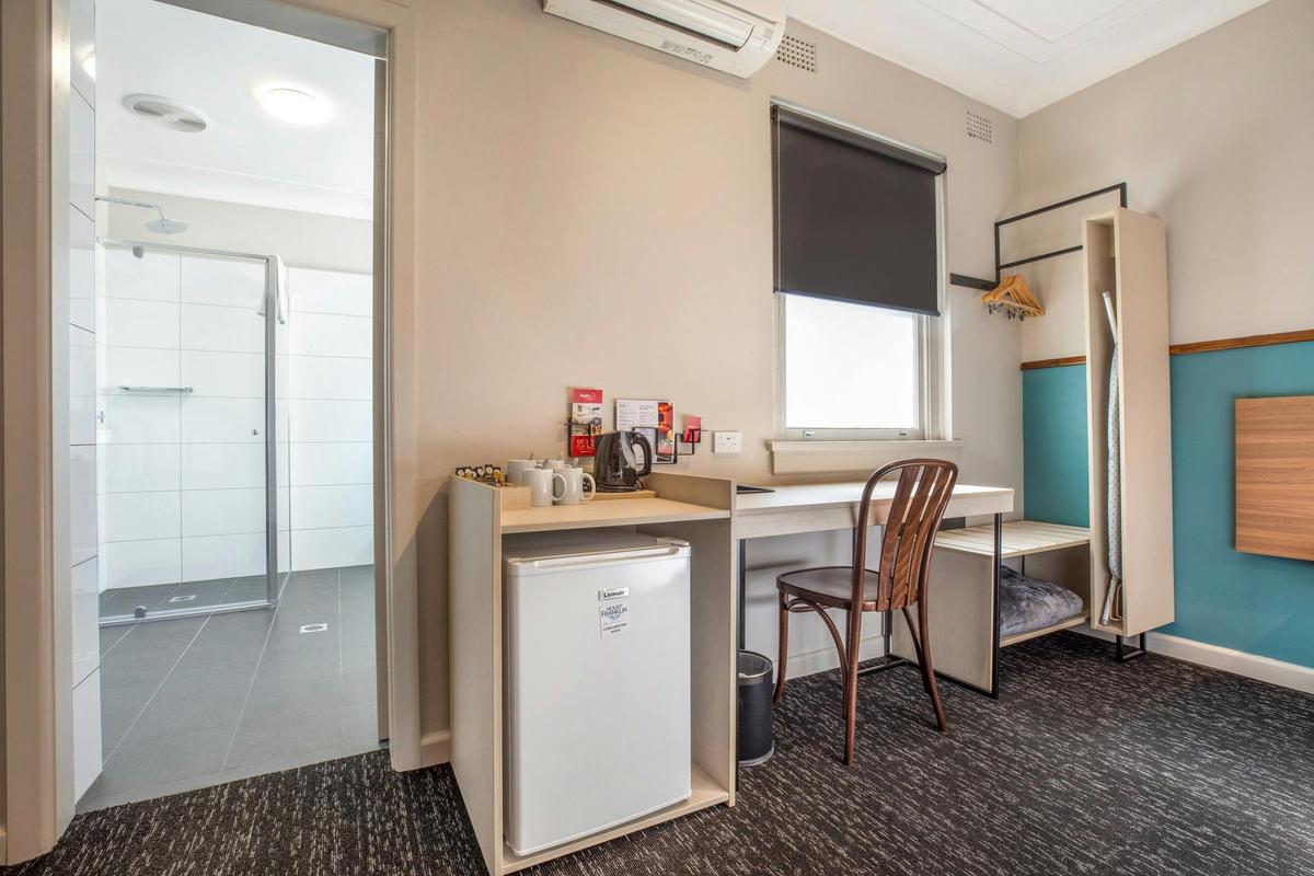 Studio Queen & Single