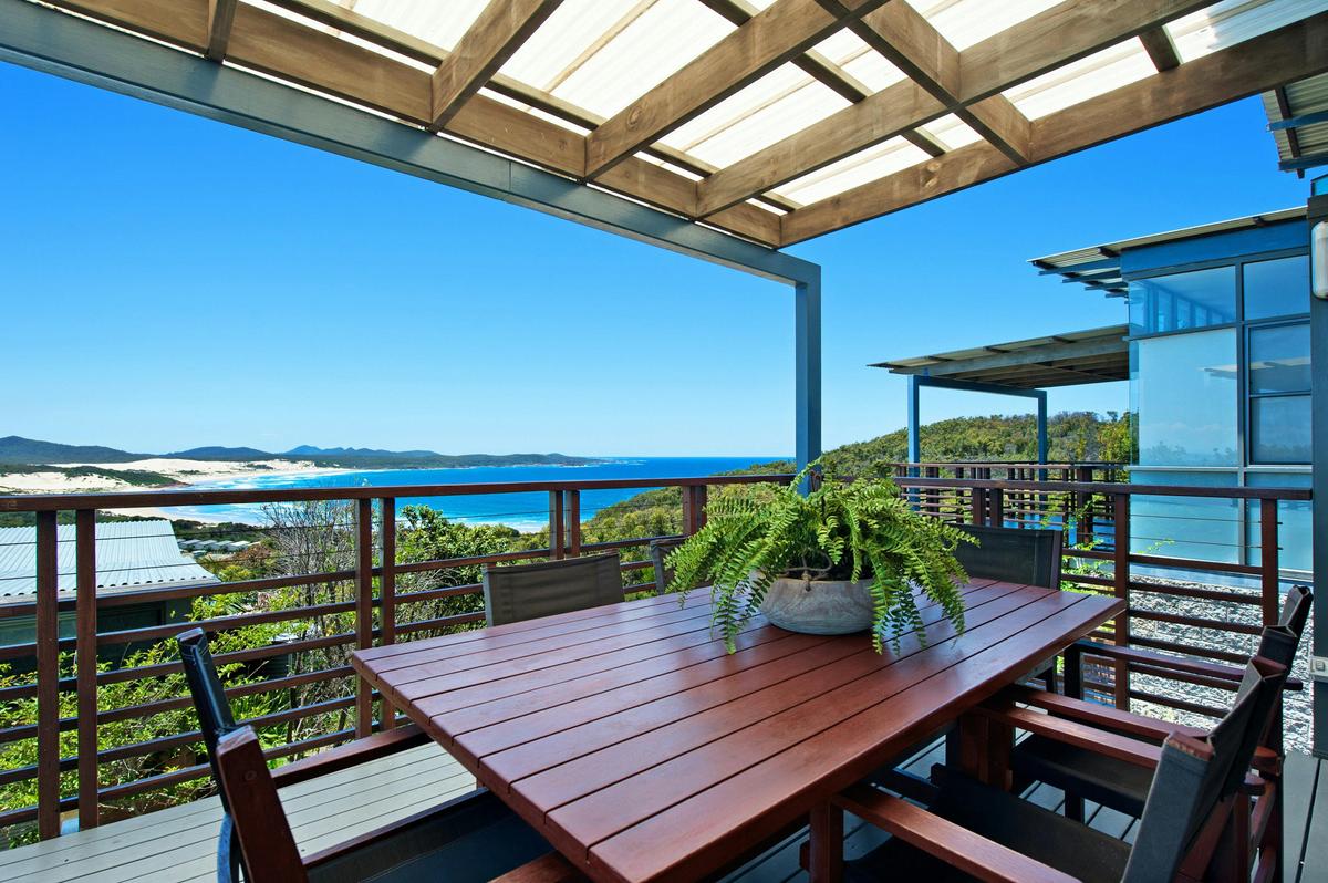 Great view, superb to enjoy a glass of wine and barbecue after a great day at the beach.