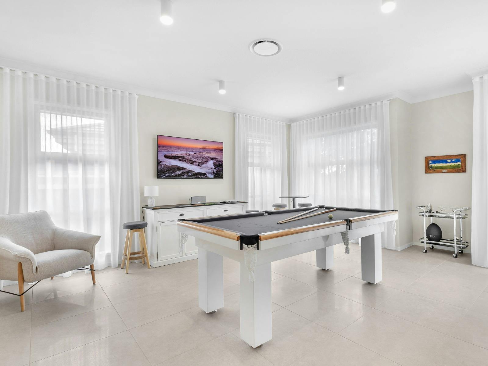 Que Syrah entertainment area with pool table