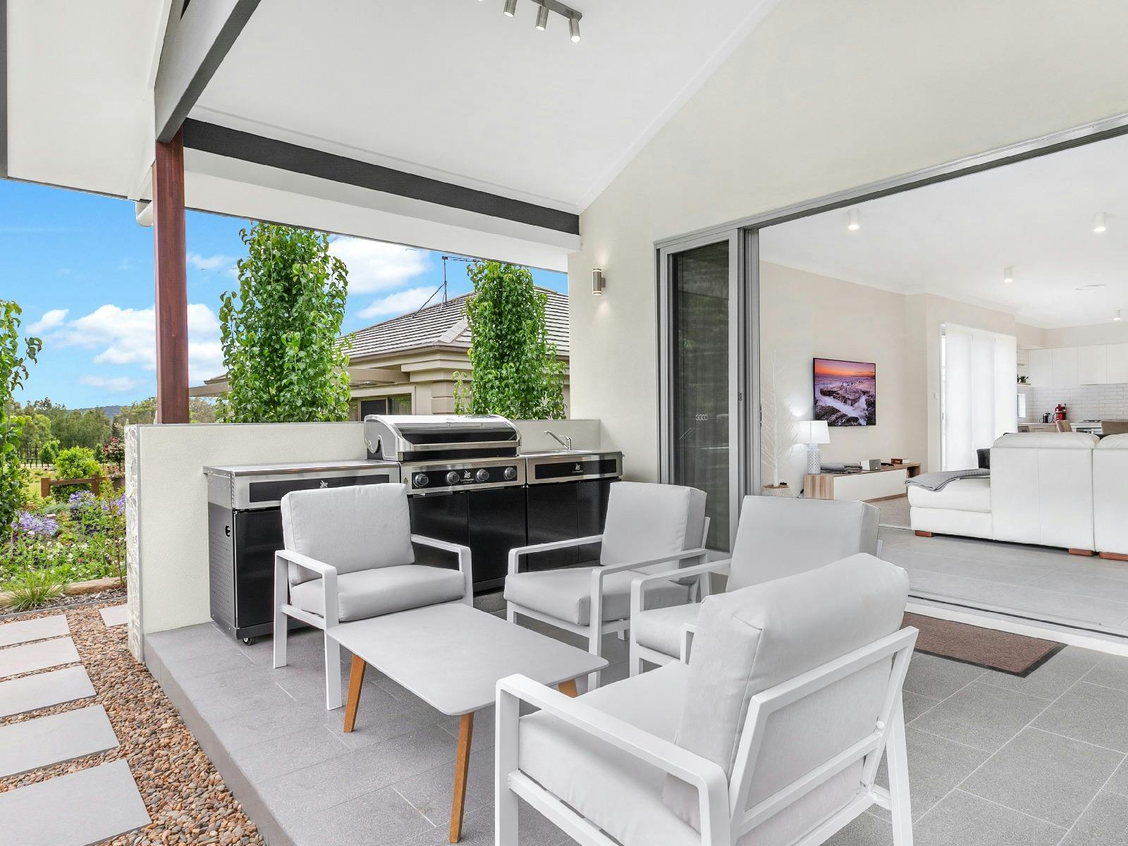 Que Syrah outdoor entertainment area with lounge and BBQ
