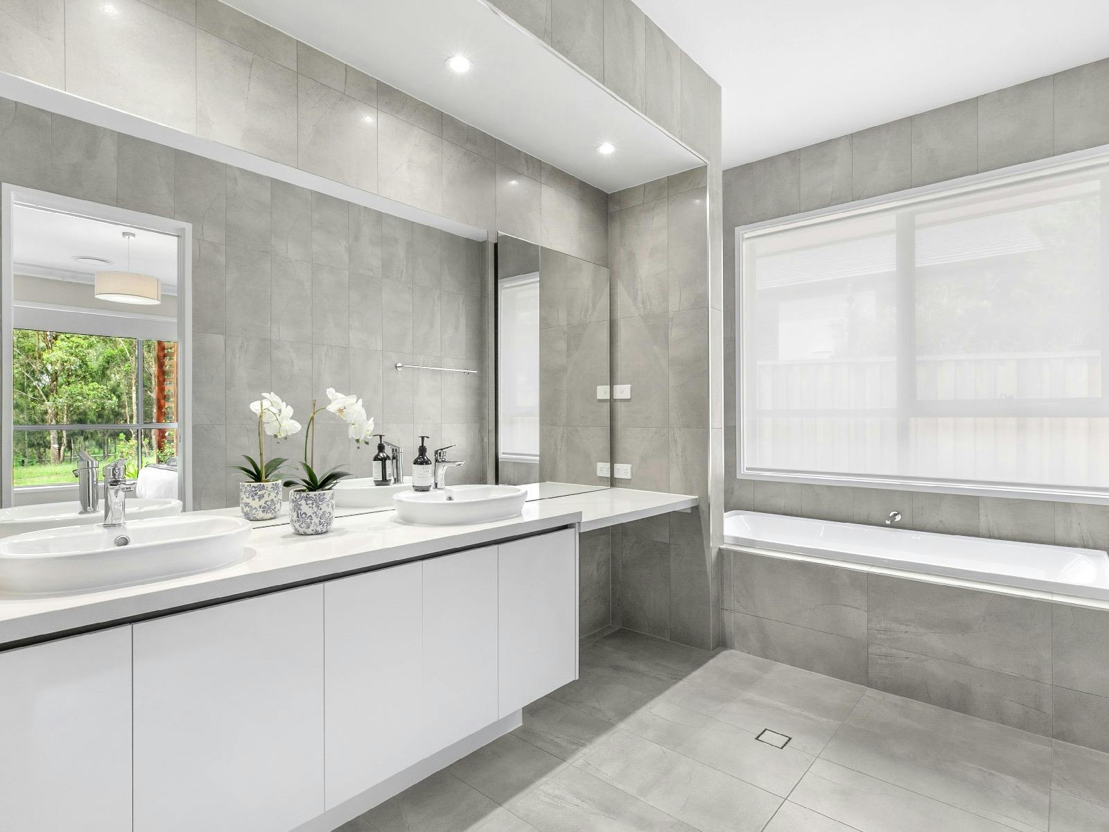 Que Syrah bathroom with bath tub