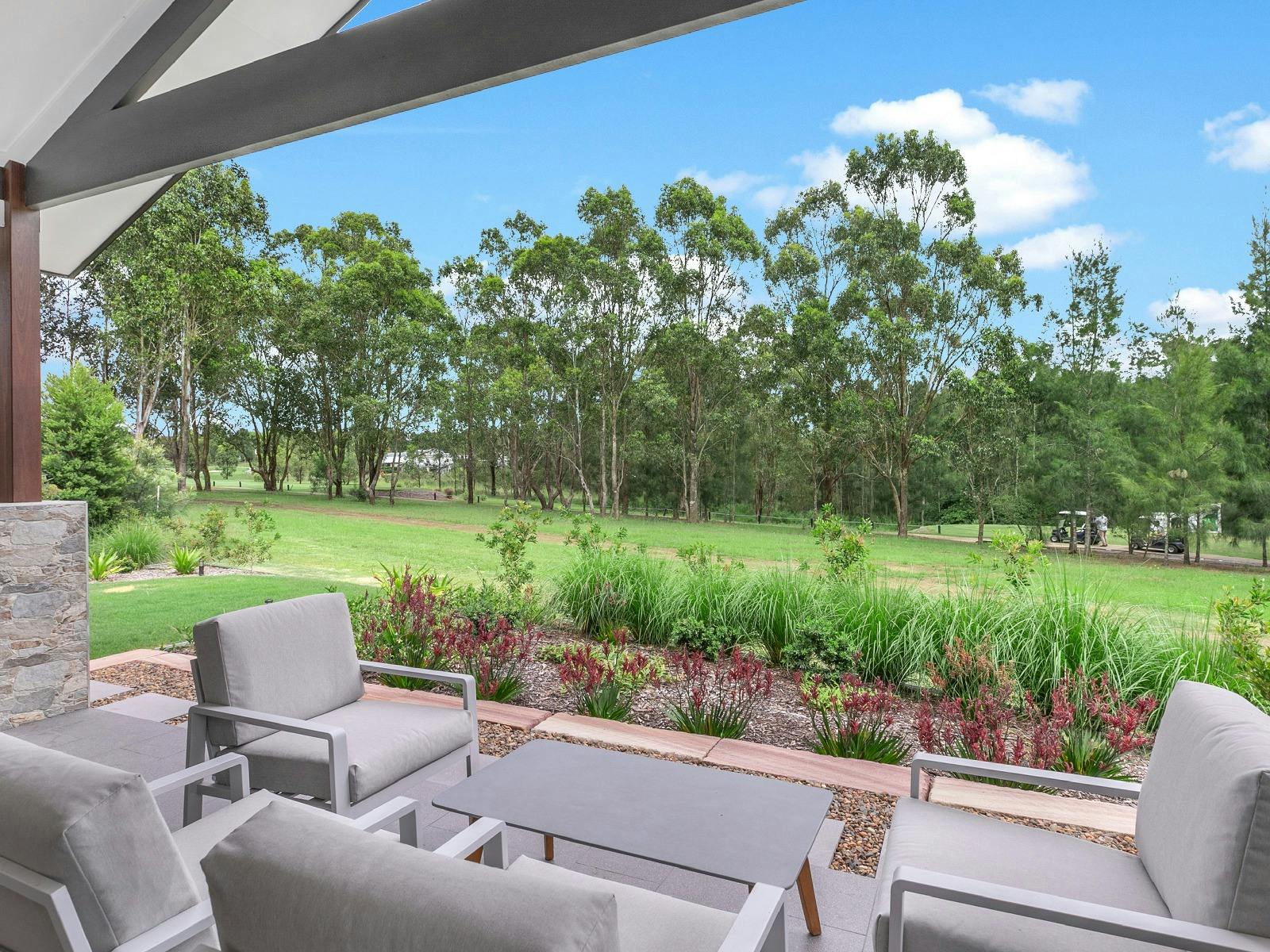 Que Syrah view on the golf course