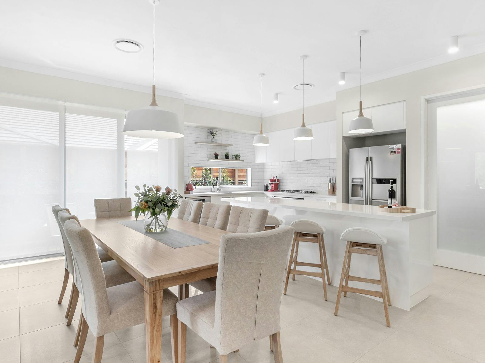 Que Syrah dining and kitchen area