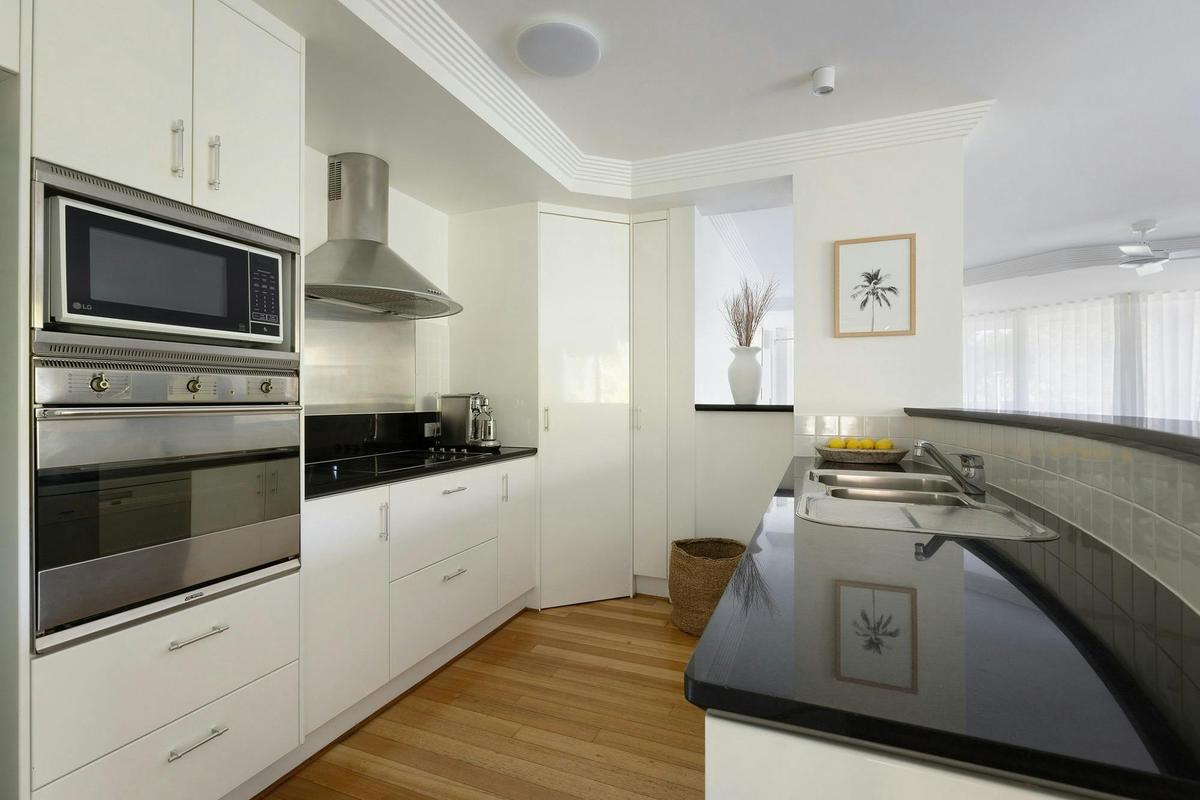 Oceanfront Byron Palms - Byron Bay - Kitchen