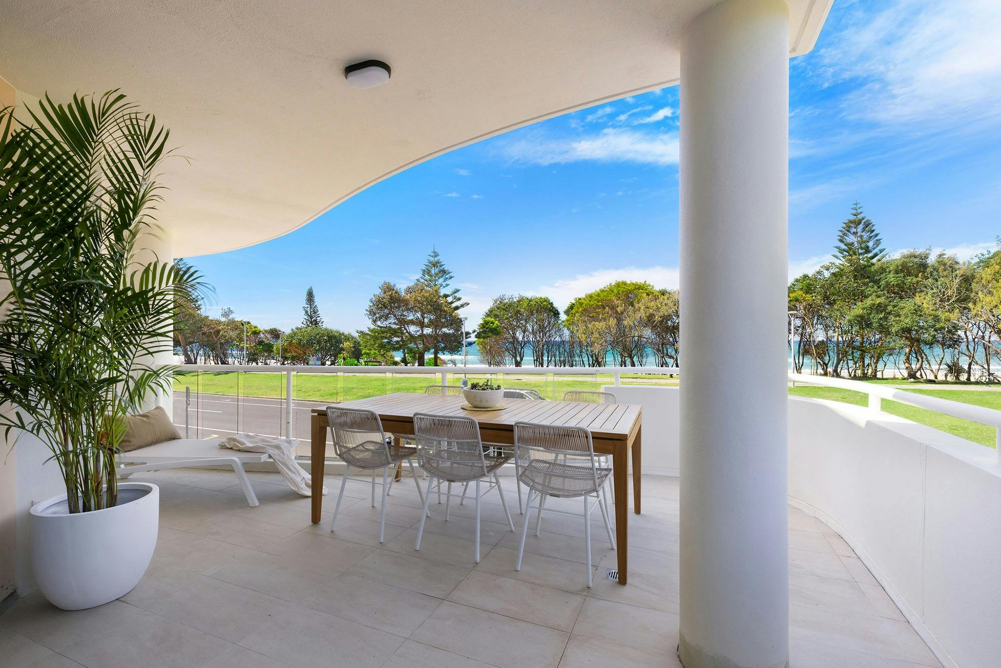 Oceanfront Byron Palms - Byron Bay - Outdoor Dining Area b