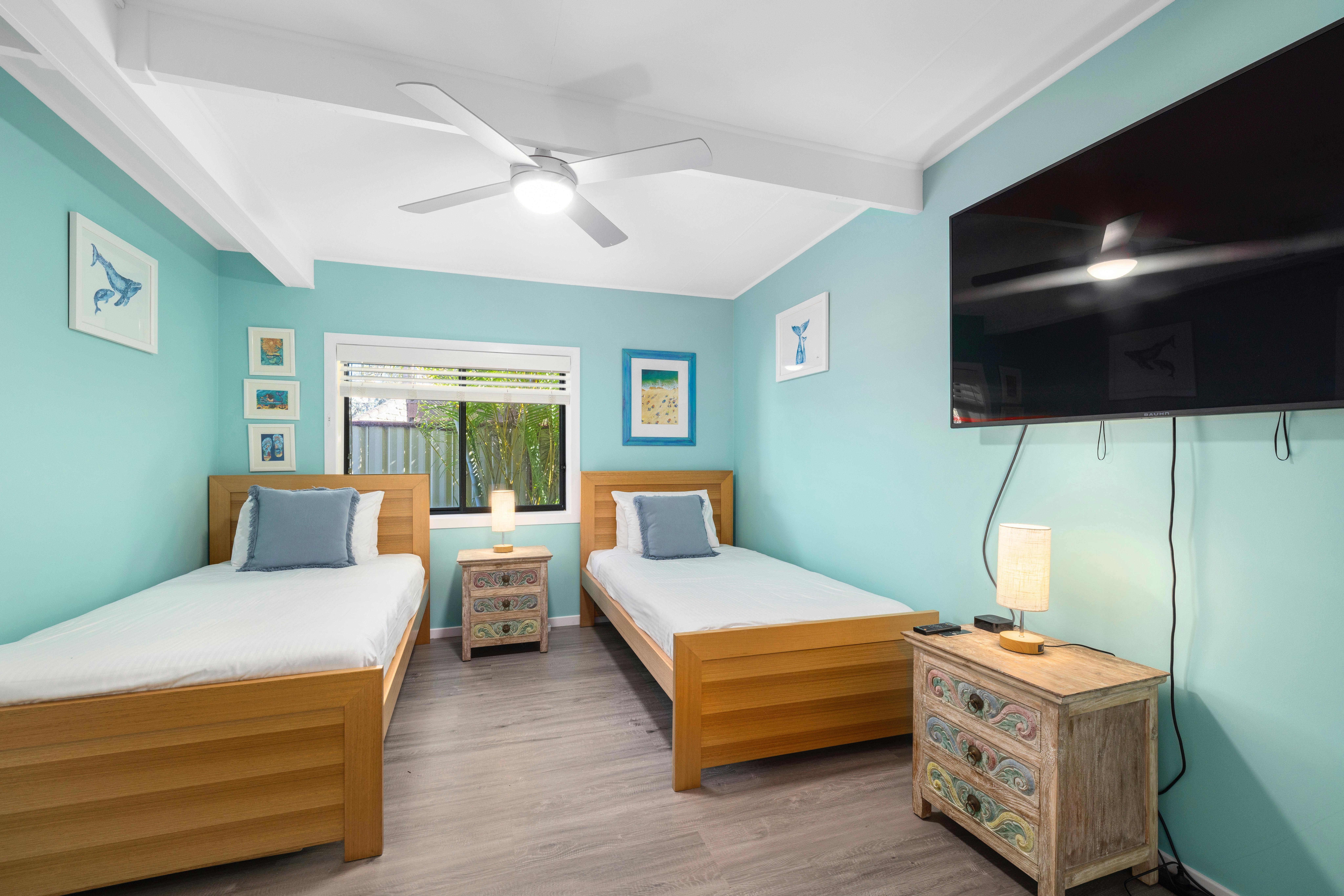 Bedroom with 2 single beds