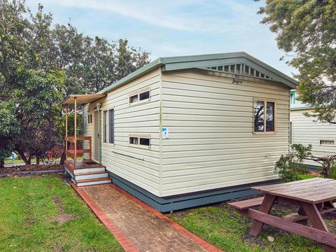 Sea Breeze Cabin (Six people)