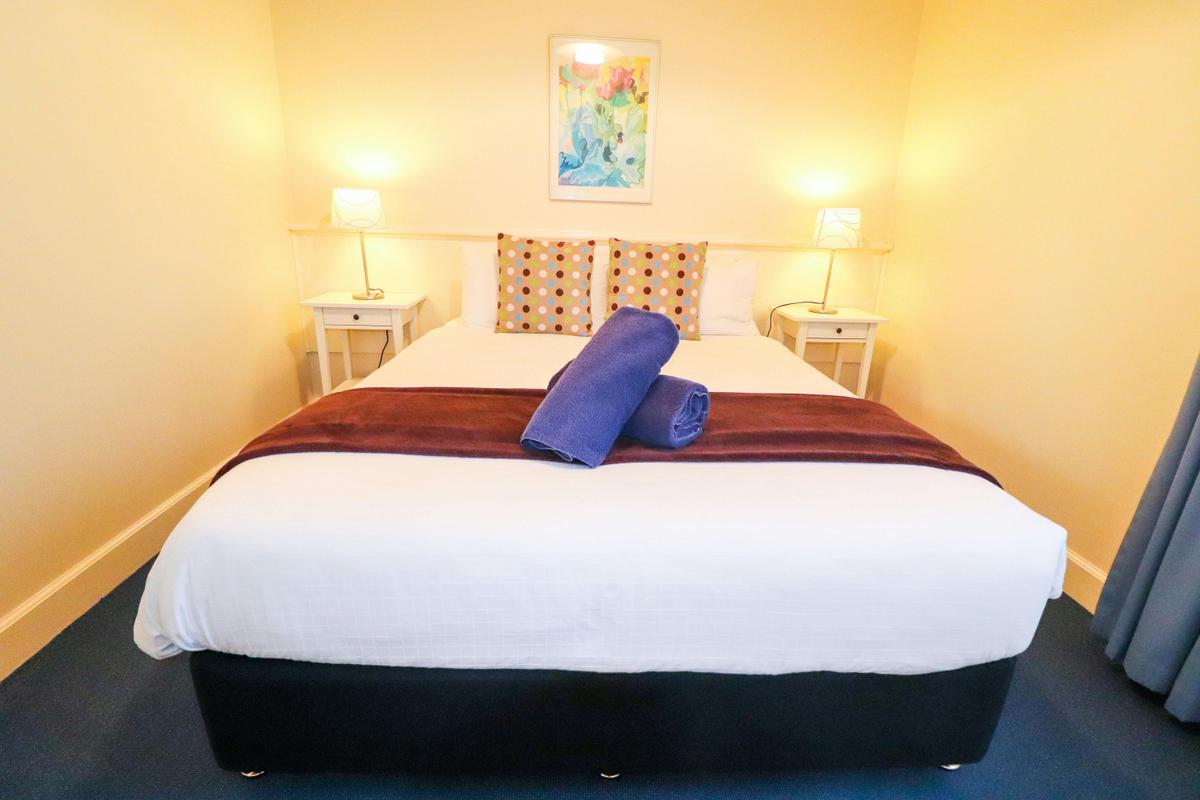 Main bedroom with a queen size bed