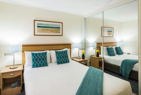 Oaks-Waterfront-Resort-1-Bedroom-Apartment-bedroom