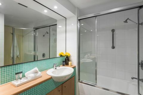 Oaks-Waterfront-Resort-Studio-bathroom