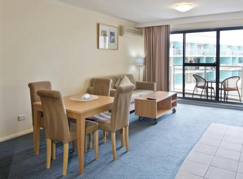 Oaks-Waterfront-Resort-2-Bedroom-Apartment-living-out