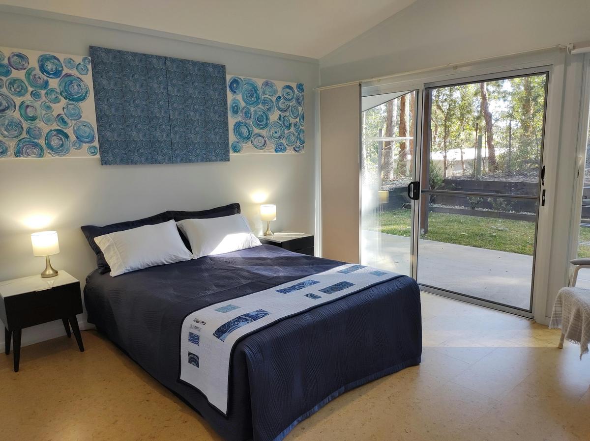 Large,  roomy bedroom with queen size bedstep-free external access
