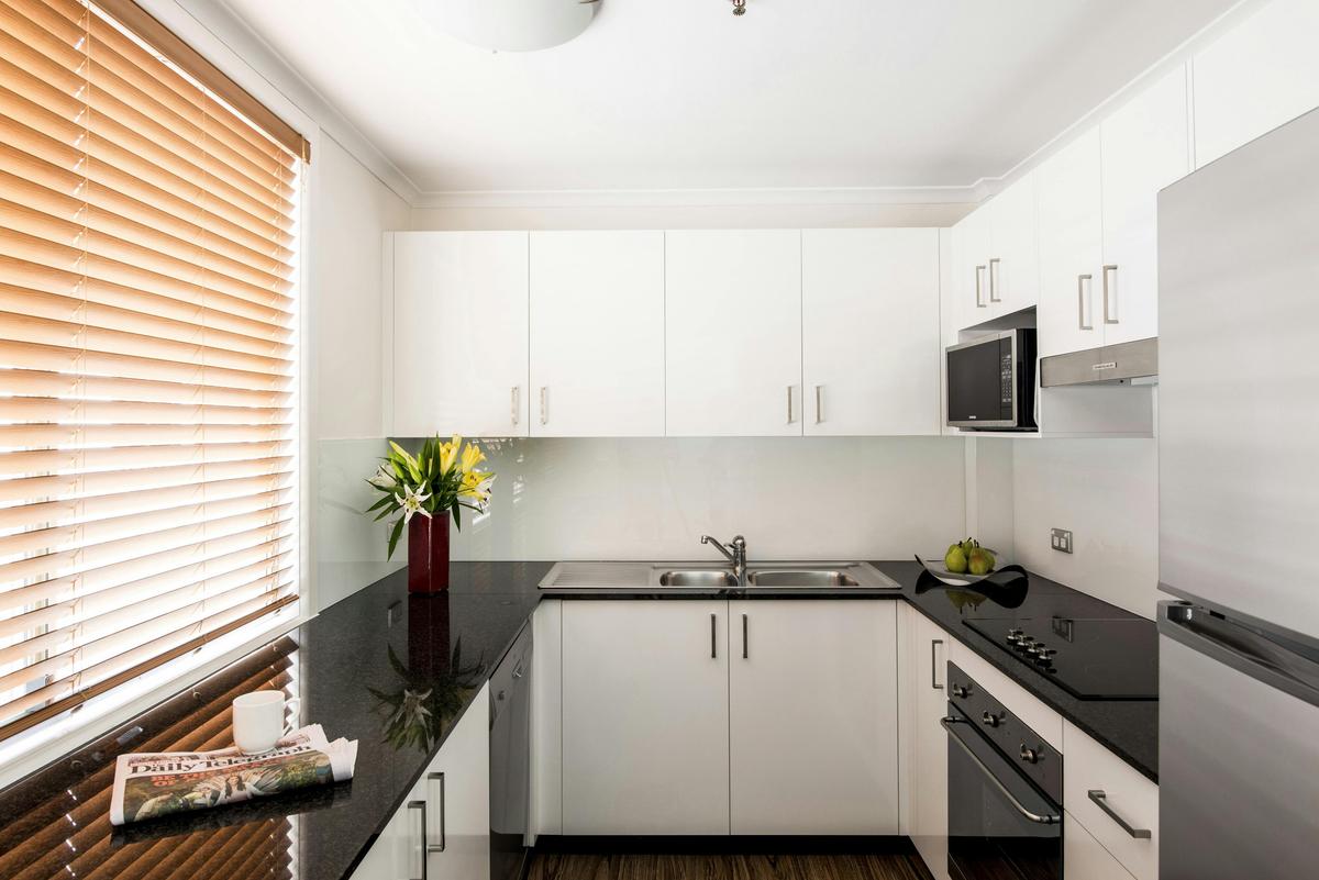 Oaks-Goldsbrough-Apartments-2-Bedroom-Apartment-Kitchen