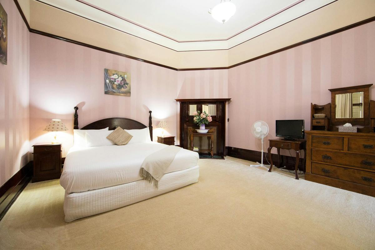 Petersons Armidale Guesthouse and Winery