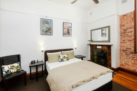 Pier Hotel Coffs Harbour - Queen Room - Shared Bathroom