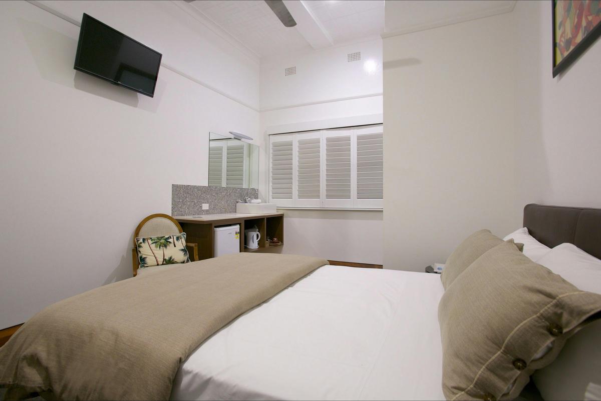 Pier Hotel Coffs Harbour - Boutique Queen Room - Ensuite Bathroom