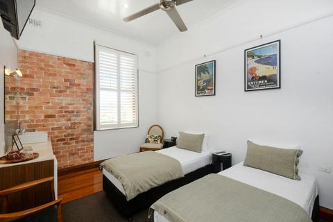Pier Hotel Coffs Harbour - Twin Room - Shared Bathroom