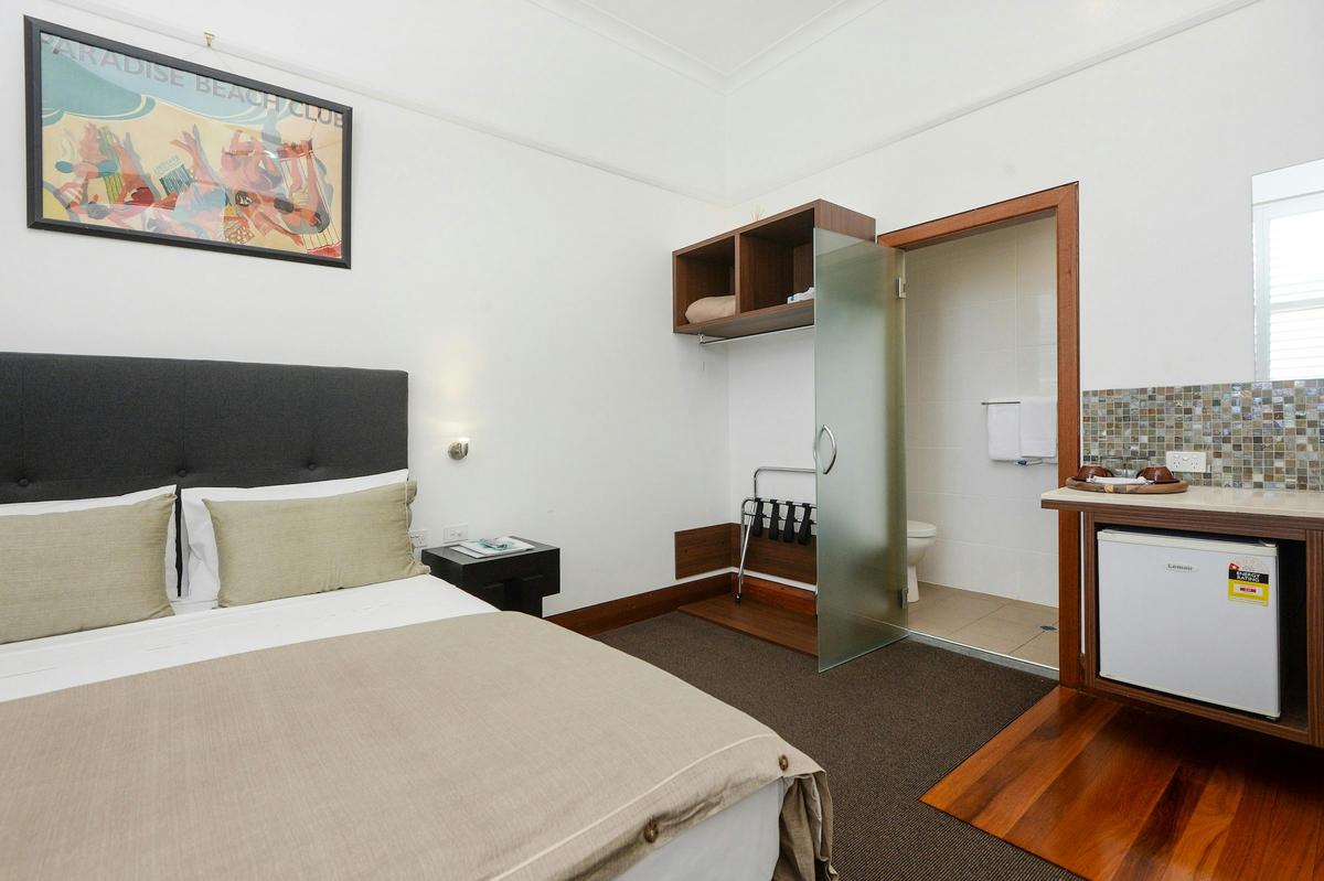 Pier Hotel Coffs Harbour - Deluxe Boutique Queen Room - Ensuite Bathroom