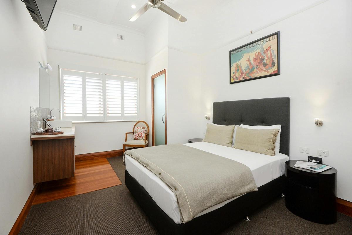 Pier Hotel Coffs Harbour - Deluxe Boutique Queen Room - Ensuite Bathroom