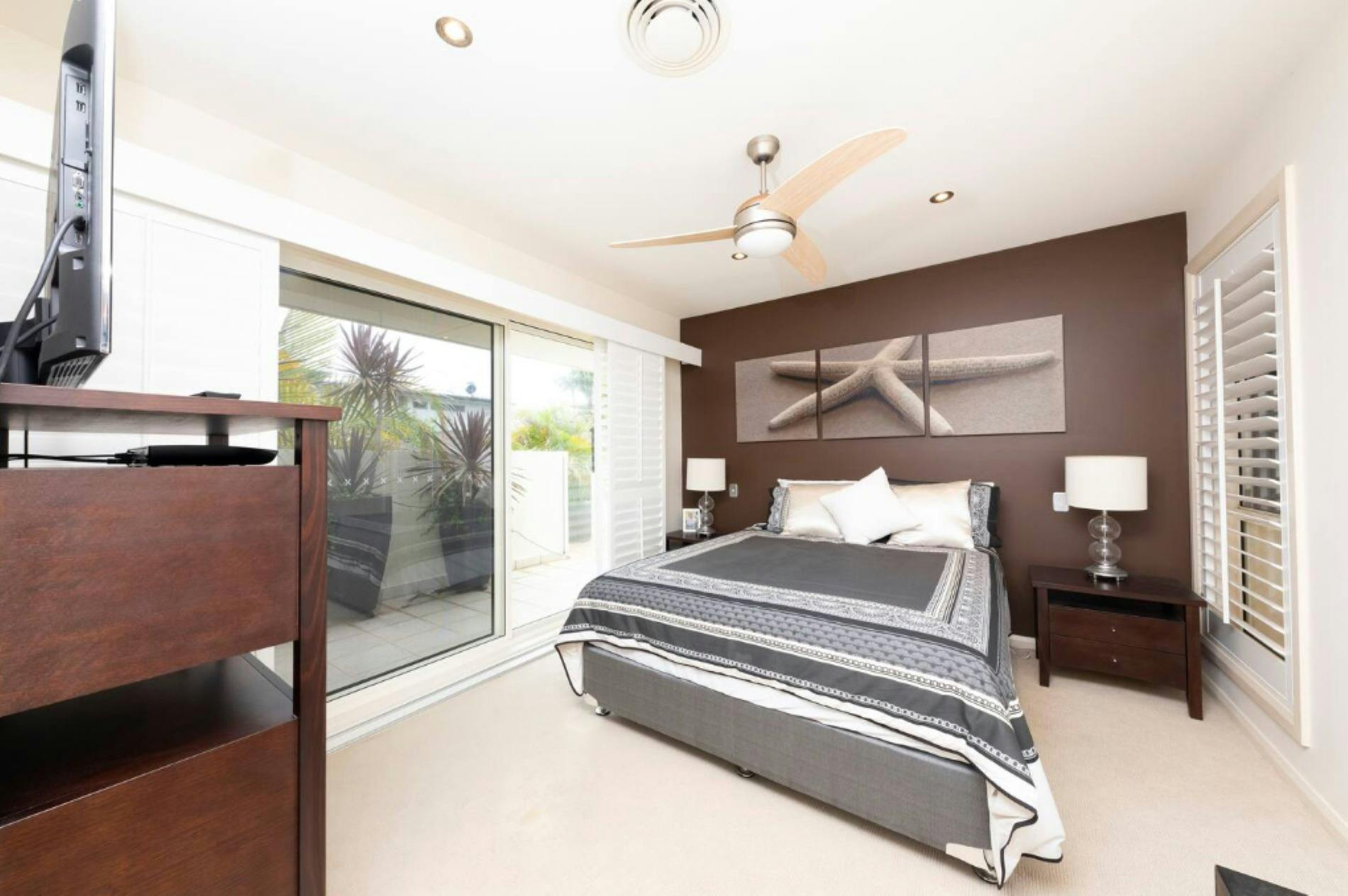 Bedroom with Queen bed