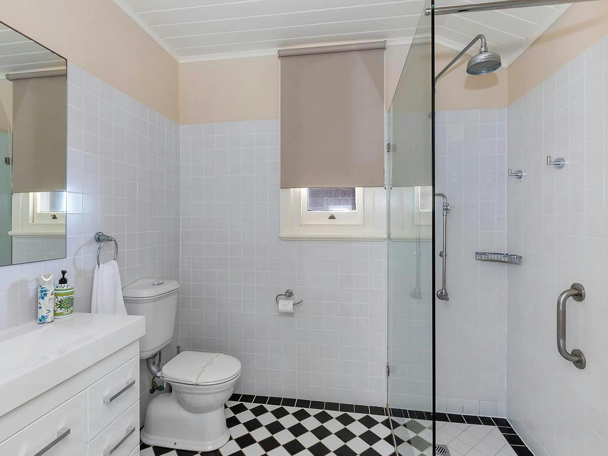 Norah Head Assistant Lightkeepers Quarters - bathroom