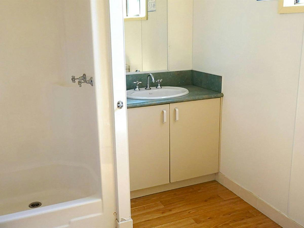 Bathroom, Pretty Beach cabins. Credit: Billy Clare Reitzenstein &copy; DCCEEW