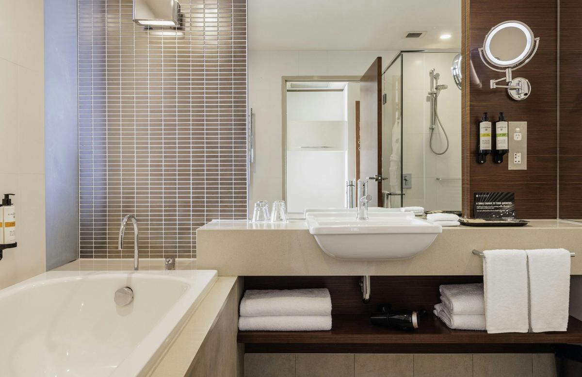 Pullman Sydney Olympic Park Superior bathroom