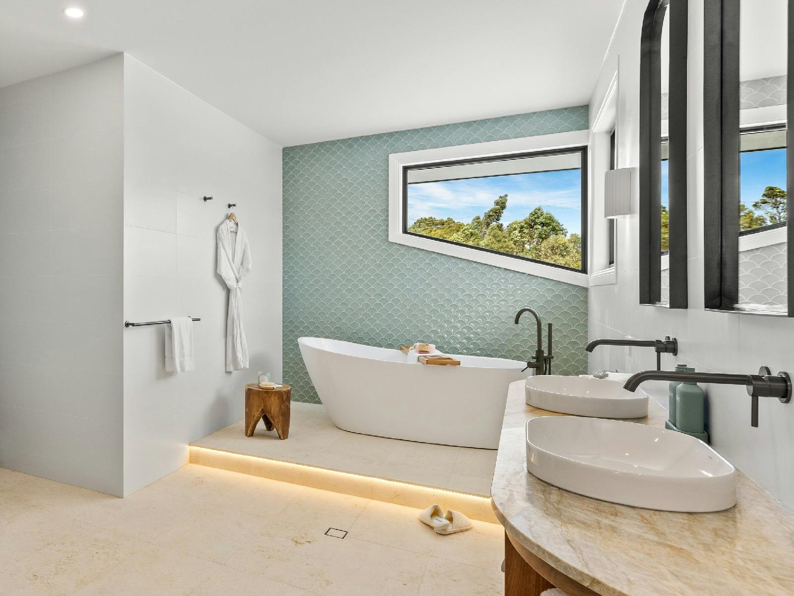 Pirama bedroom and bathtub