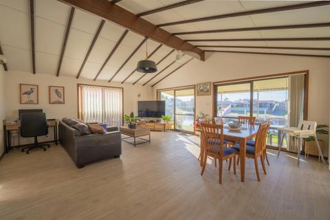 Relaxing Waterside Canal Home