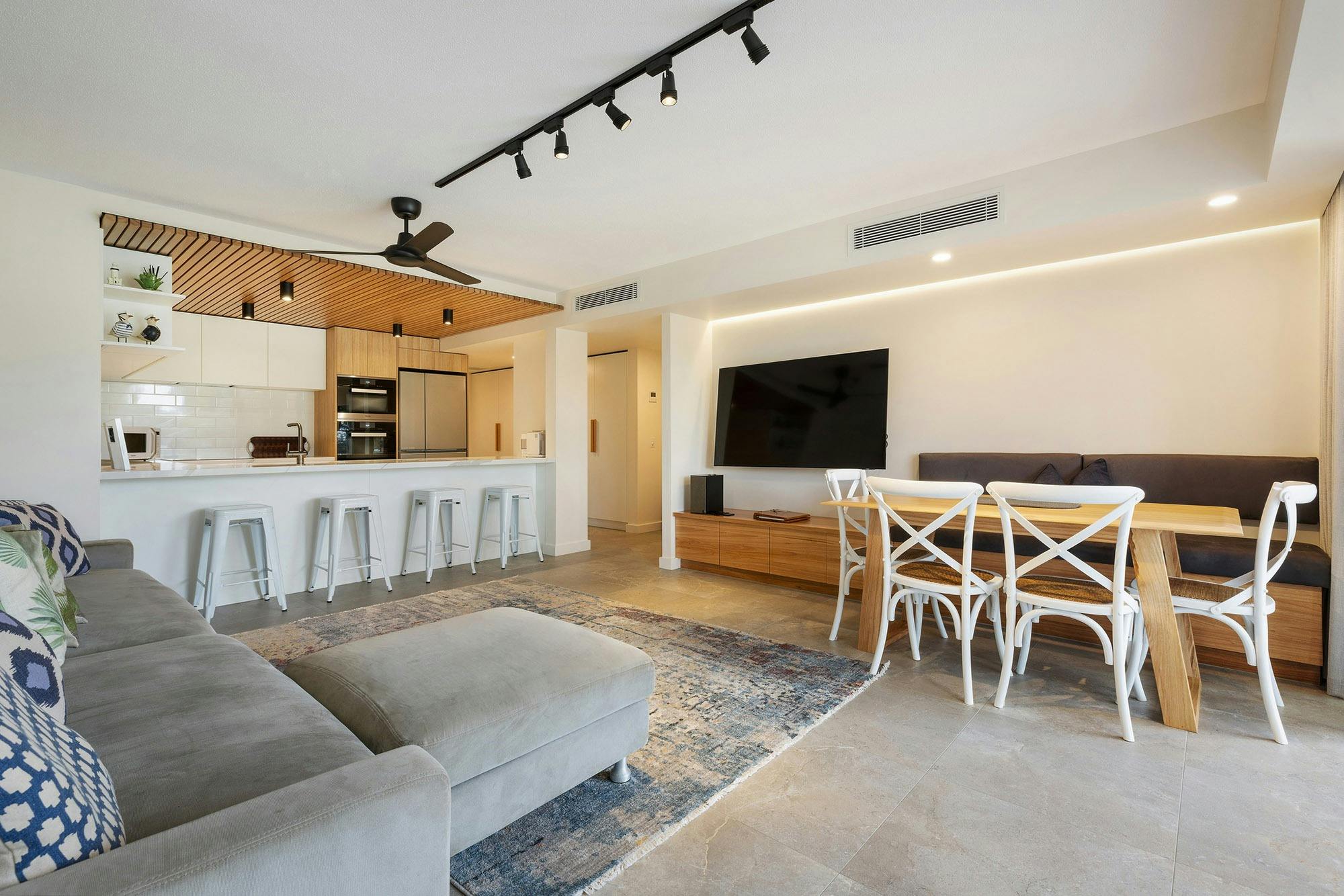 Pacific Blue - Byron Bay - Living Kitchen and Dining