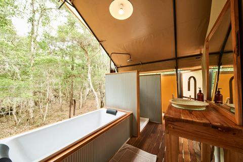Deluxe Safari tent private  outdoor bathroom
